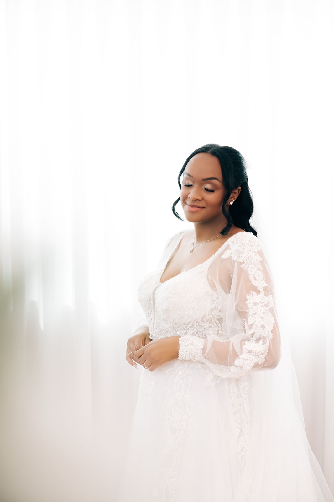 Noiva sendo maquiada